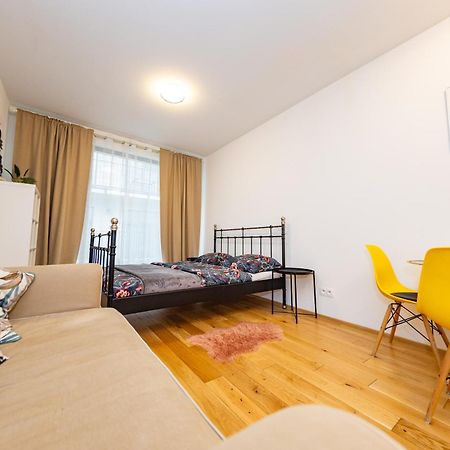 Lovely Studio Apartment, Free Parking 1,55 Hight プラハ エクステリア 写真