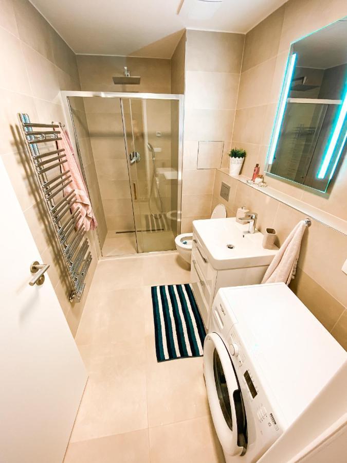 Lovely Studio Apartment, Free Parking 1,55 Hight プラハ エクステリア 写真